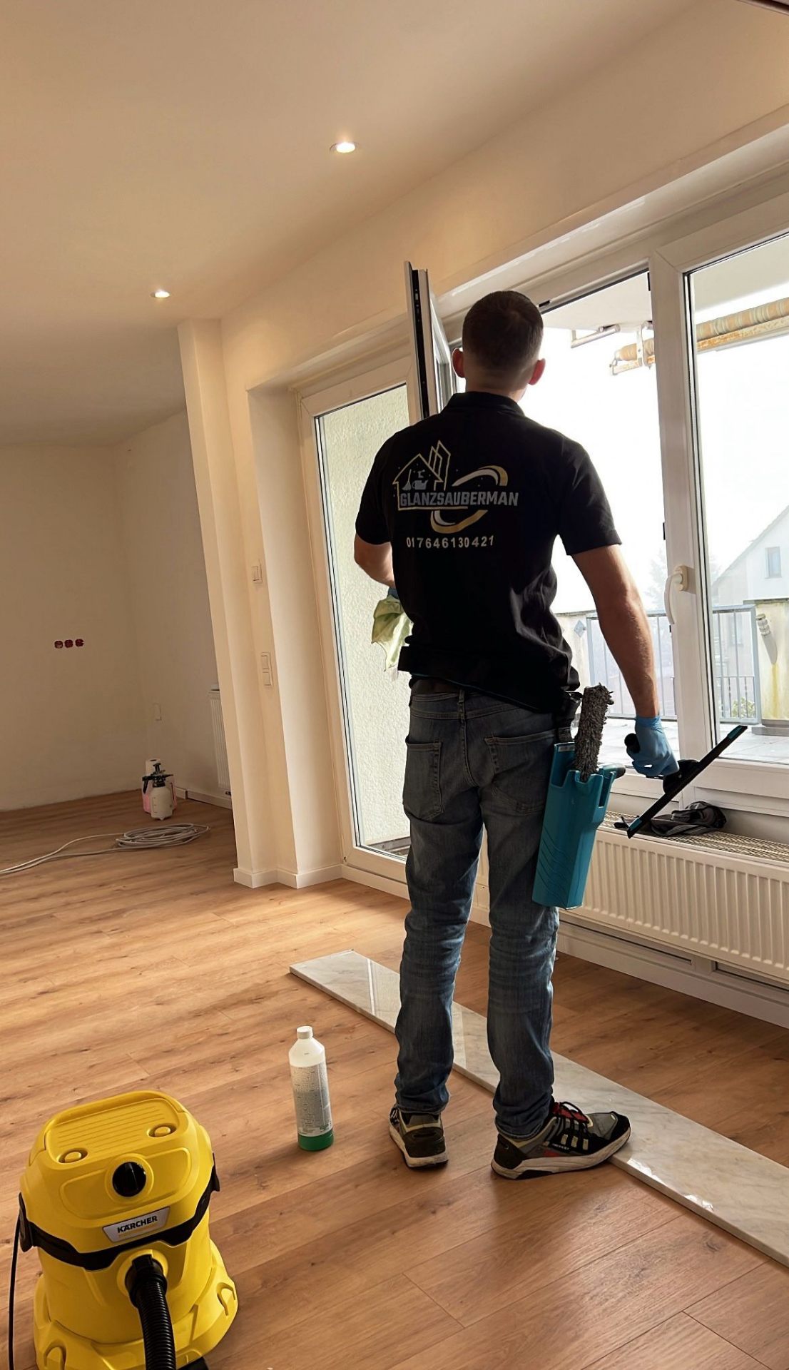 Professionelle Reinigungskraft von Glanzsauberman im Einsatz